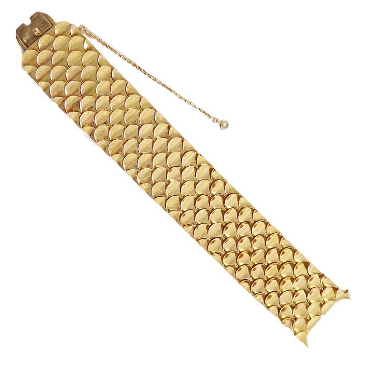 Articulated wide gold retro strap bracelet, the links forming stylised scales